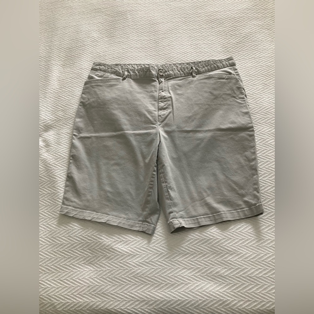 Eddie Bauer Legend Wash Stretch Curvy Bermuda Chino Shorts. Light Gray. Size 20T
